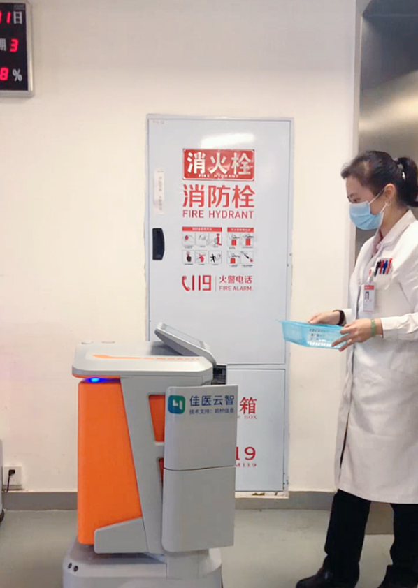 在医院 24 小时「跑腿」，是种什么体验？