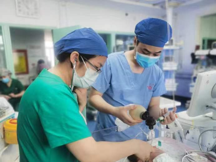 刚出生的「白纸」宝宝 就进行了「换血」术……