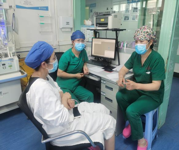 刚出生的「白纸」宝宝 就进行了「换血」术……