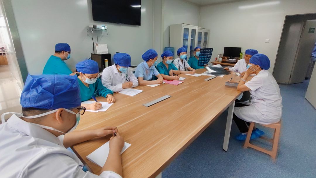 生死时速：2 岁男童胃部"阀门"失效反复呕吐，带着 7 根管子转入大兴