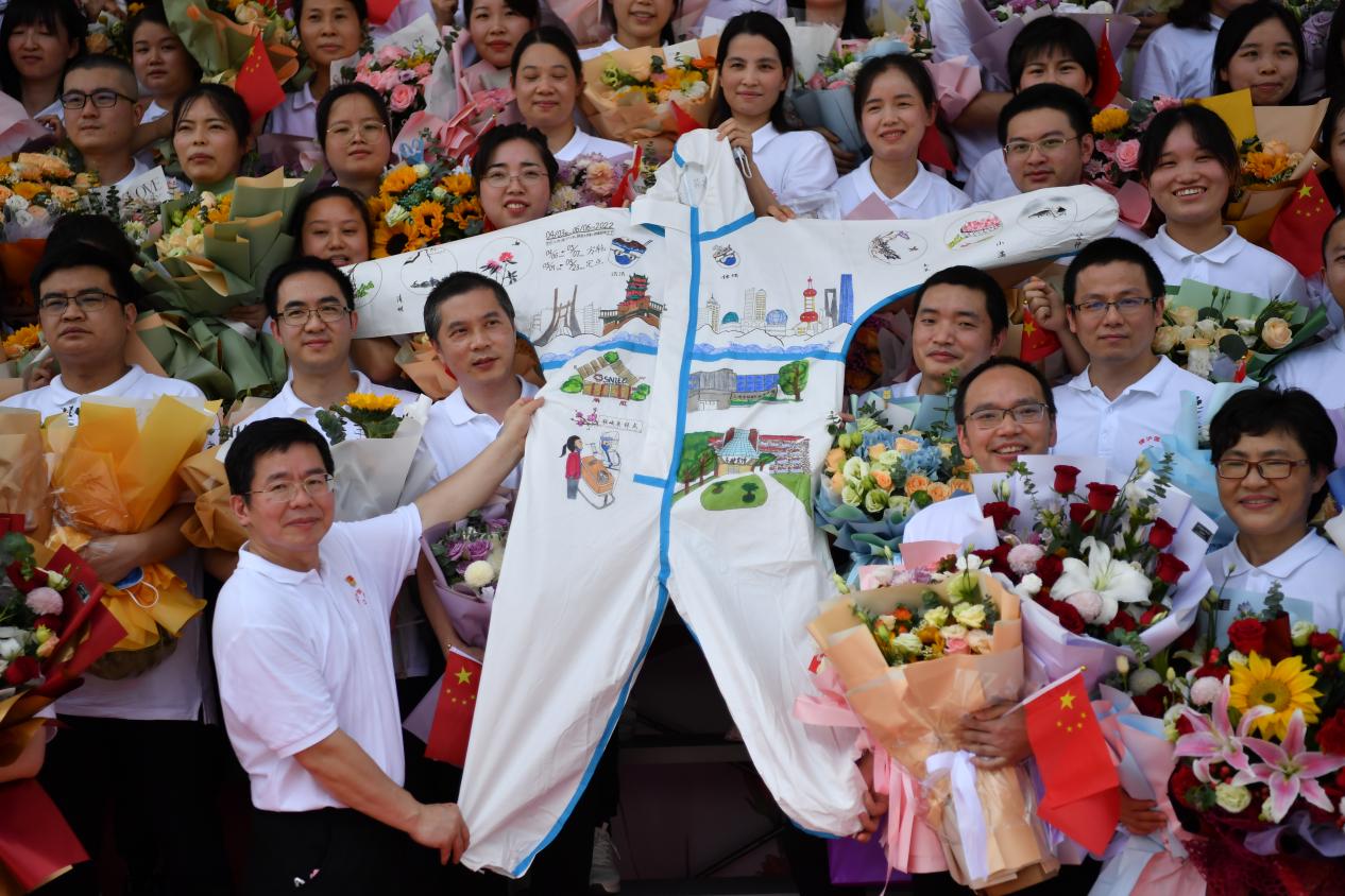 无畏逆行，载誉归来！南昌大学二附院隆重举行援沪医疗队平安凯旋欢迎仪式