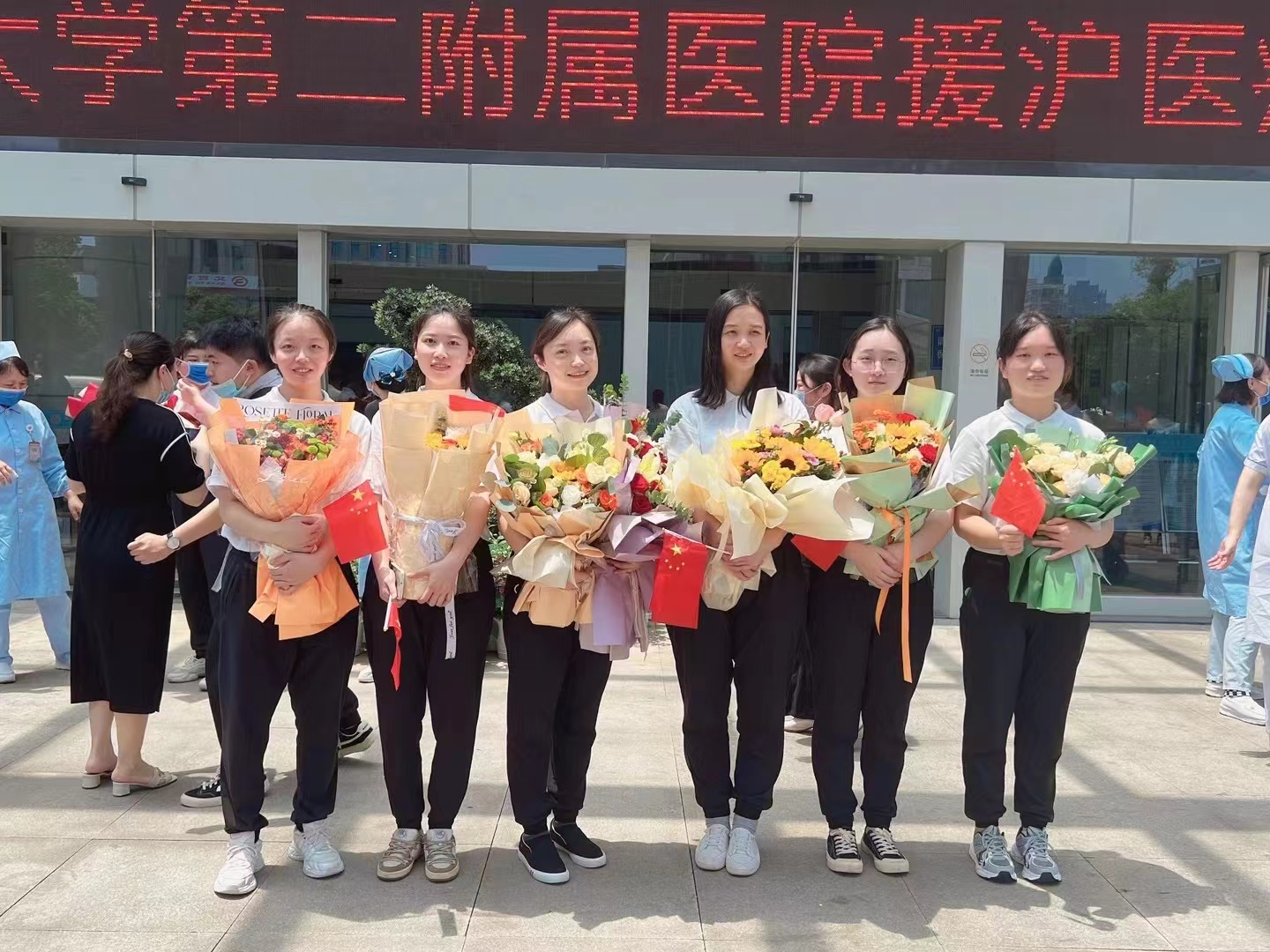 无畏逆行，载誉归来！南昌大学二附院隆重举行援沪医疗队平安凯旋欢迎仪式