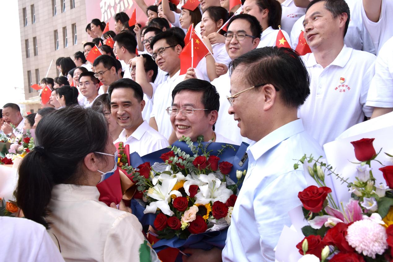 无畏逆行，载誉归来！南昌大学二附院隆重举行援沪医疗队平安凯旋欢迎仪式