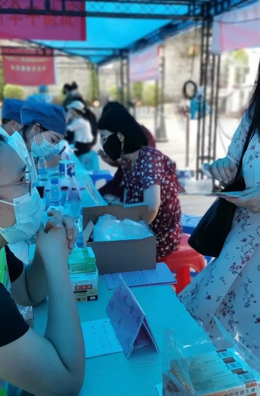 珠海市慢性病防治中心于杨氏大宗祠开展大型巡回爱心义诊活动