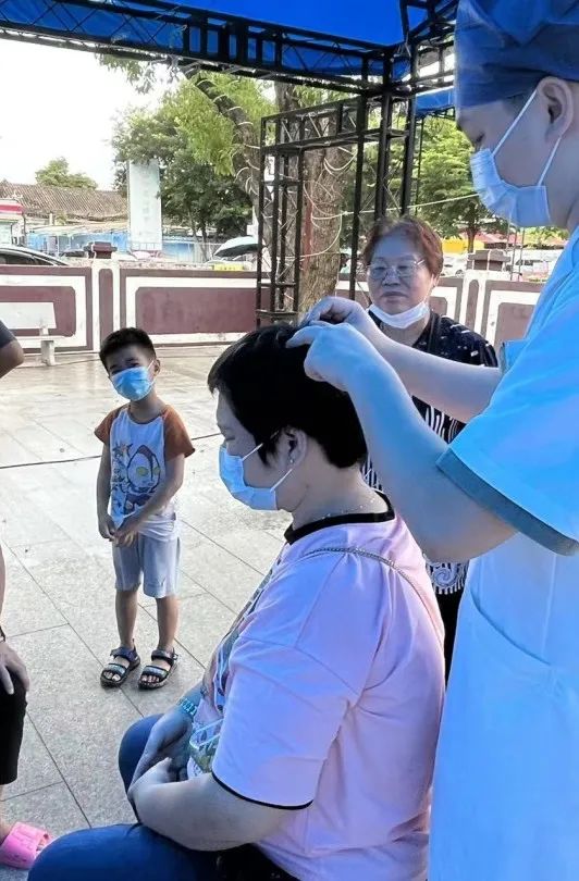 珠海市慢性病防治中心于杨氏大宗祠开展大型巡回爱心义诊活动