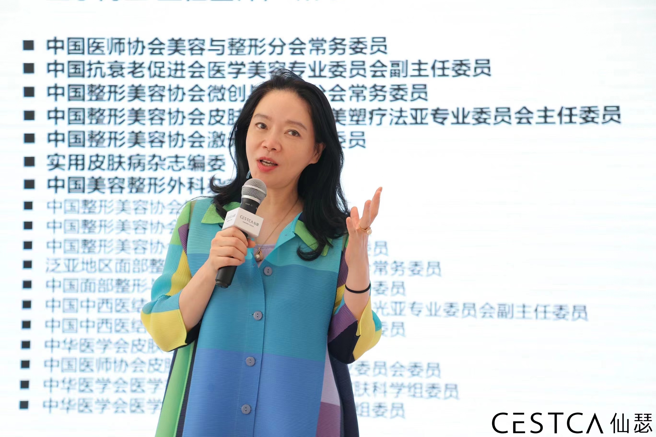 全国仅 10 人！武汉大学人民医院梁虹教授荣获 2021 年人民好医生（皮肤美容）特别贡献奖