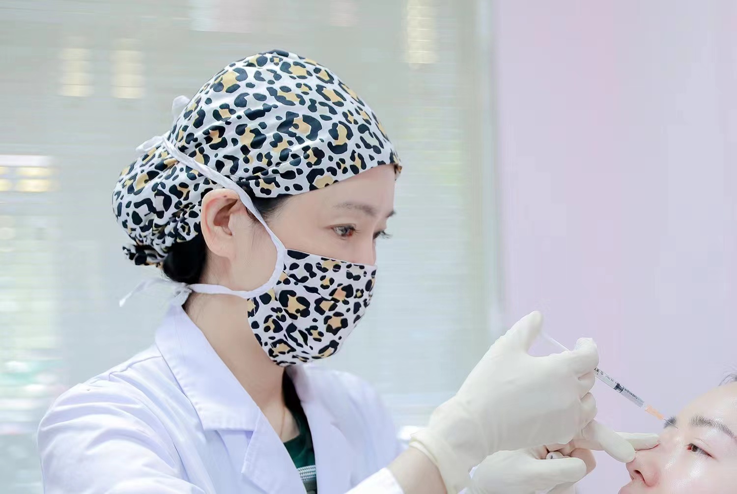 全国仅 10 人！武汉大学人民医院梁虹教授荣获 2021 年人民好医生（皮肤美容）特别贡献奖