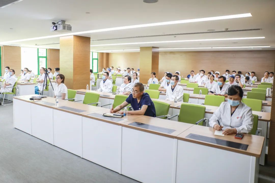 《名医讲堂》开讲啦！胸外科专家李小飞谈「如何成为一名优秀的外科医生」