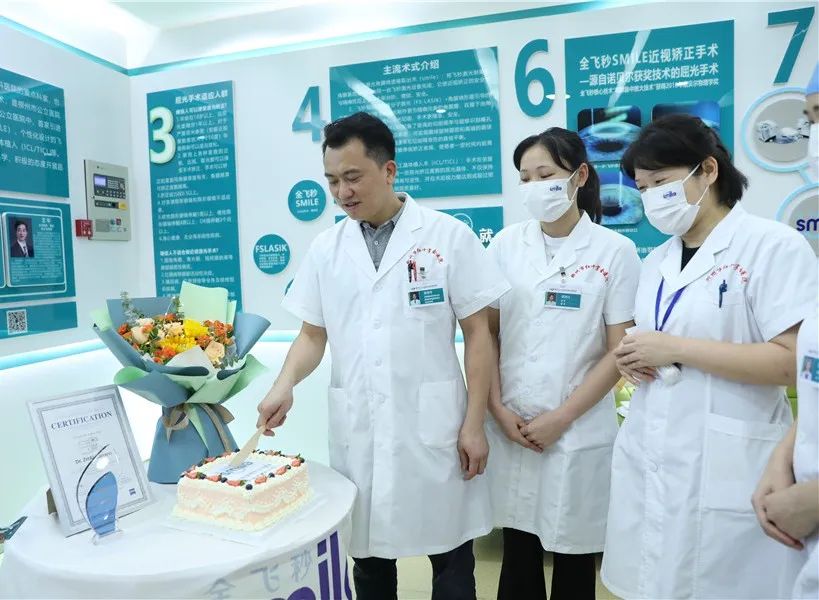 柳州市红十字会医院眼科专家获柳州市公立医院首位全飞秒 SMILE 国际手术医师认证！