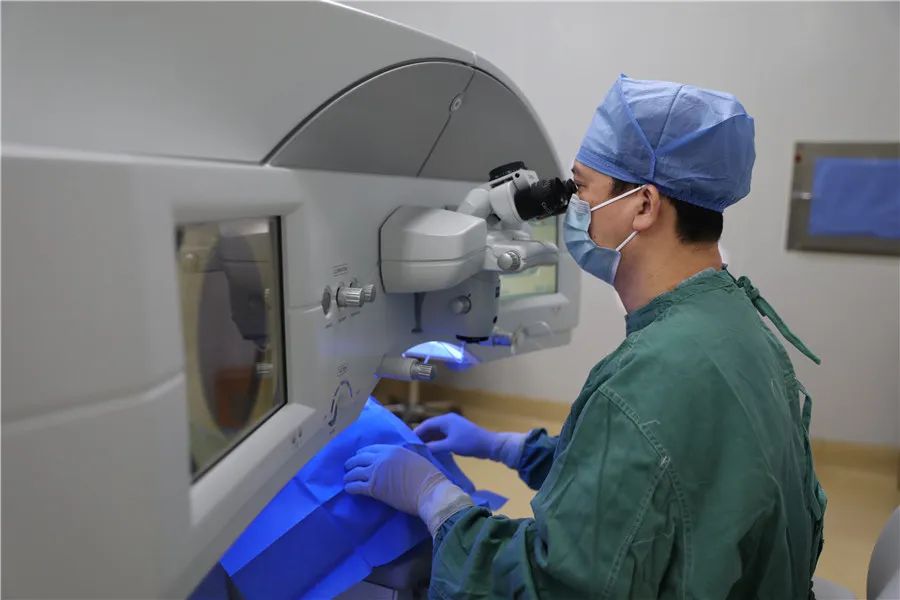 柳州市红十字会医院眼科专家获柳州市公立医院首位全飞秒 SMILE 国际手术医师认证！