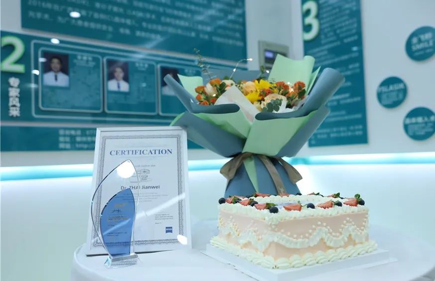 柳州市红十字会医院眼科专家获柳州市公立医院首位全飞秒 SMILE 国际手术医师认证！