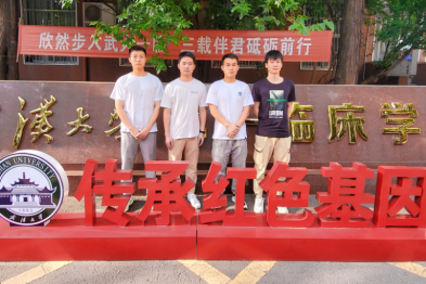 小伙遇车祸重伤奄奄一息  4 名武汉大学医学生见义勇为成功挽救生命