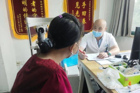 62 女子因脉络膜新生血管视力骤降，武汉普瑞眼科专家提醒：老人应定期检查眼底