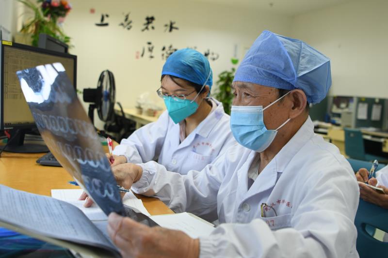 武汉市肺科医院 84 岁医生给患者送「红包」补身体