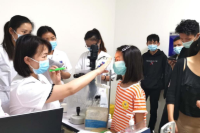 昆明市滇池度假区实验学校联合艾维眼科为学生开展眼健康检查