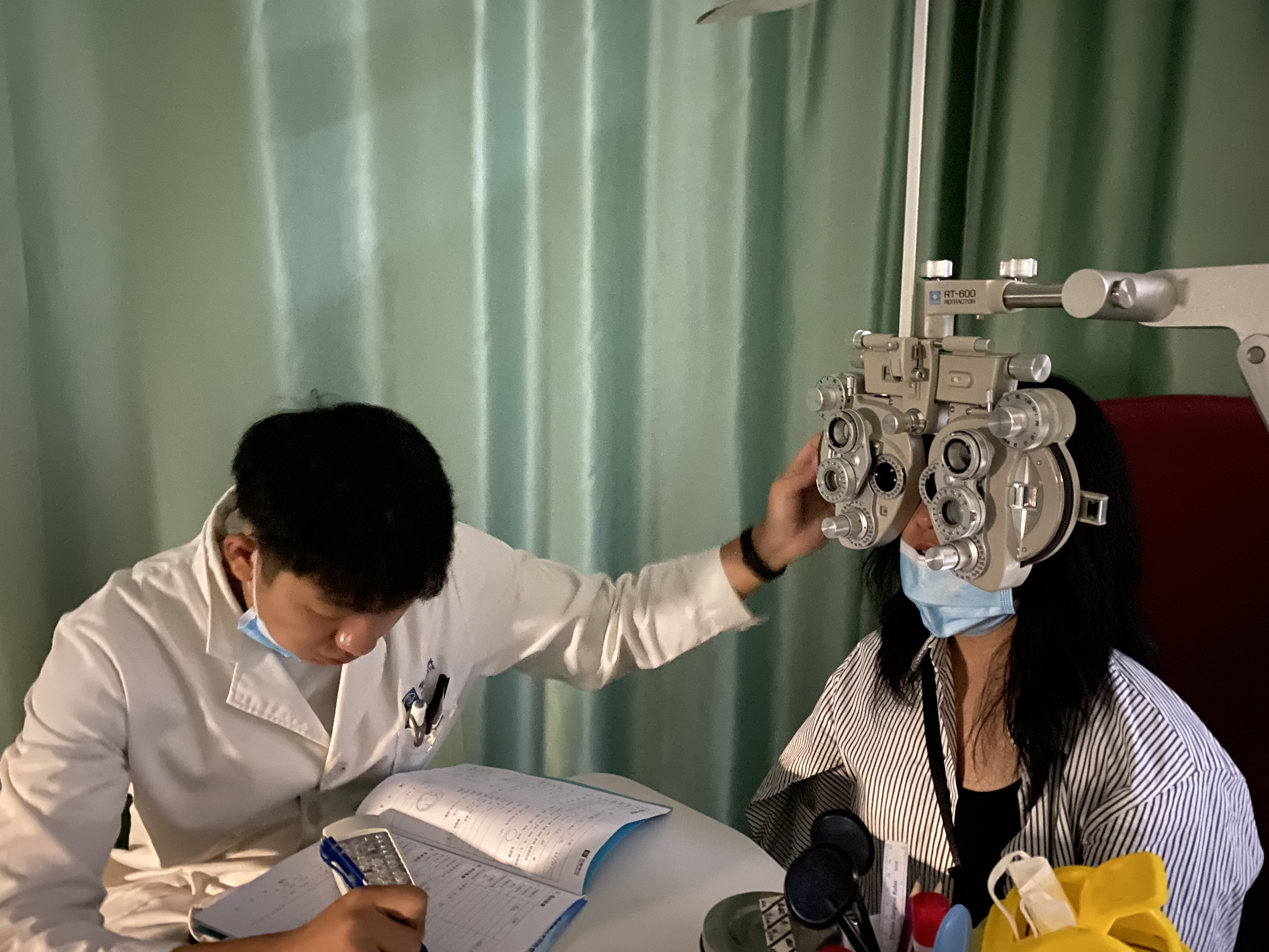 考后迎近视手术高峰期，艾维专家提醒：报考视力限报专业需提前准备