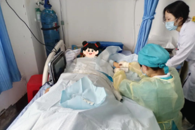 网友点赞：张艳，你「跪」在病床前的身影真美
