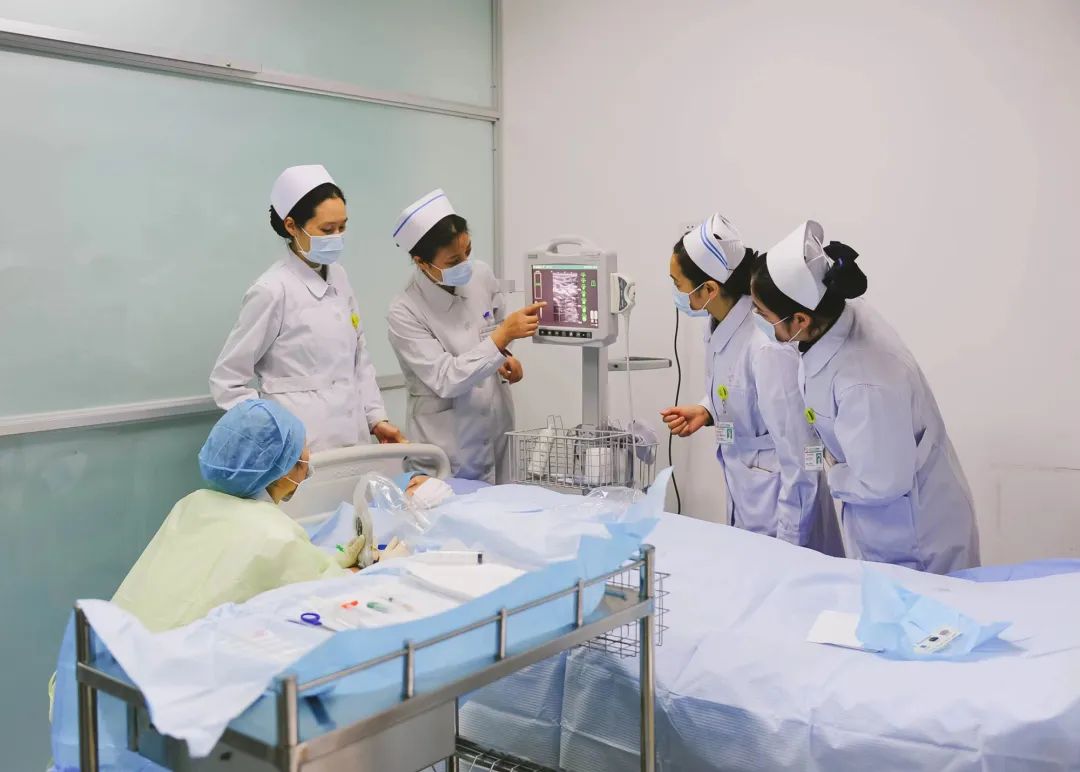 网友点赞：张艳，你「跪」在病床前的身影真美
