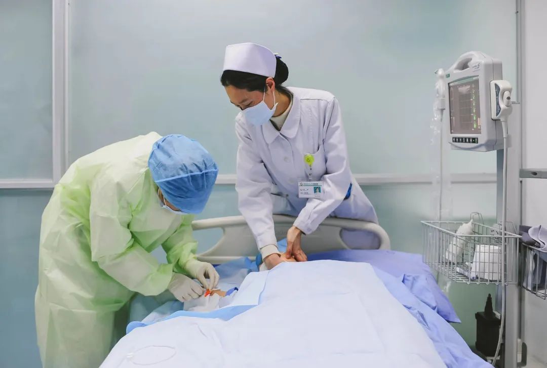 网友点赞：张艳，你「跪」在病床前的身影真美