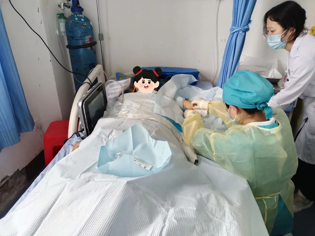 网友点赞：张艳，你「跪」在病床前的身影真美