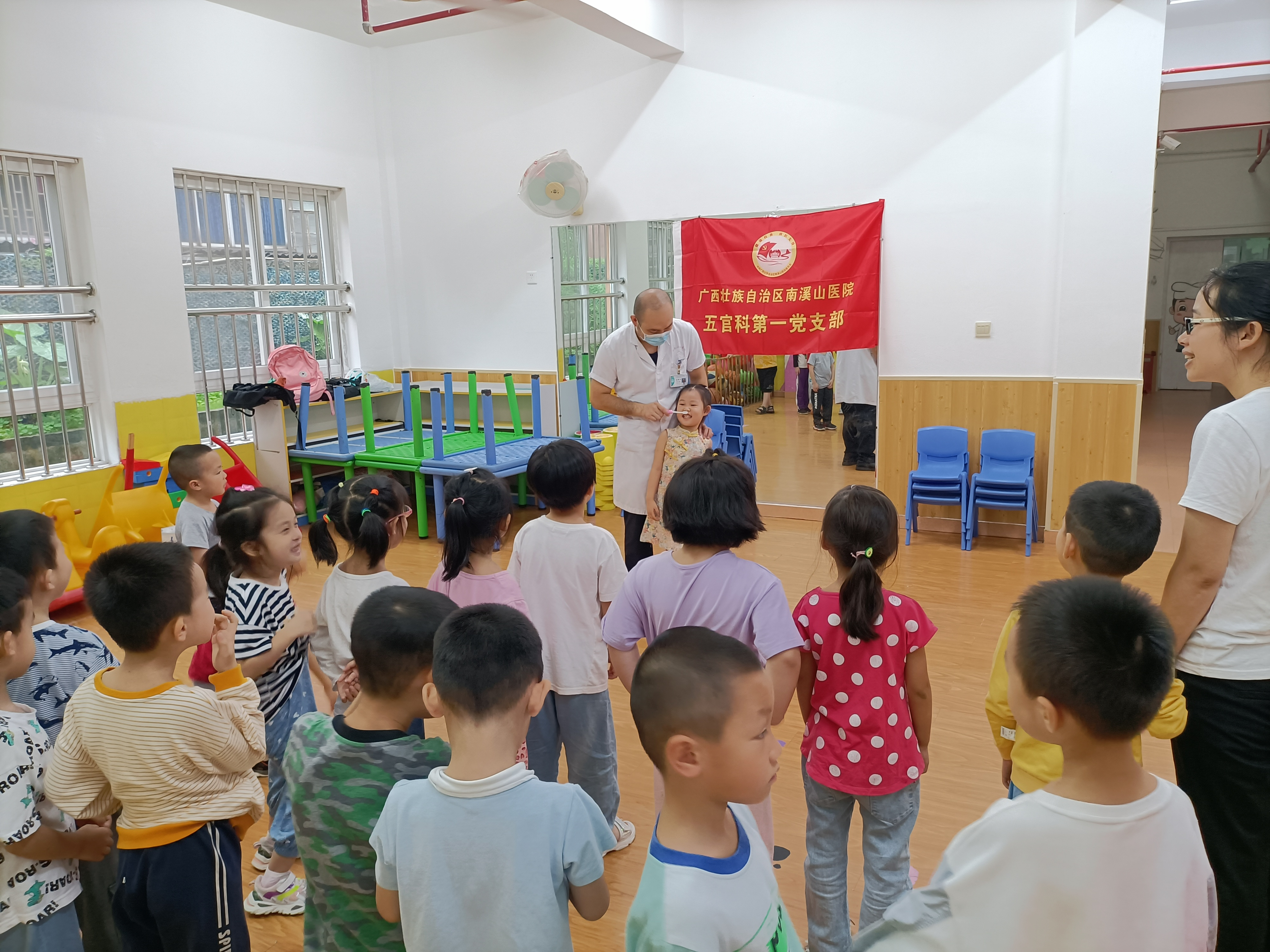 广西壮族自治区南溪山医院党支部开展「关爱儿童、呵护成长」义诊活动