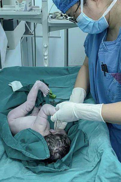 手术室实拍「剖宫产」全过程！谁还敢说「不就生了个娃」！