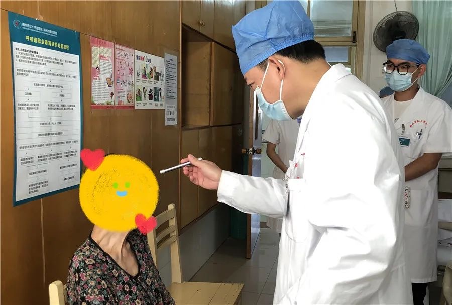 这位医生不简单，成功为高龄帕金森患者实施复明手术！