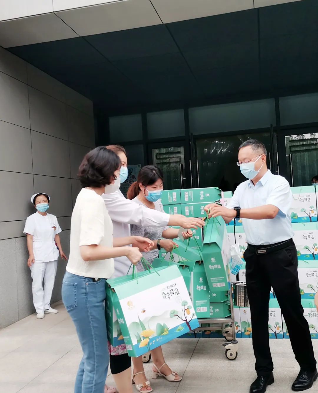 酷暑送清凉 关爱人心暖——西安市中医医院工会组织开展「夏送清凉」活动