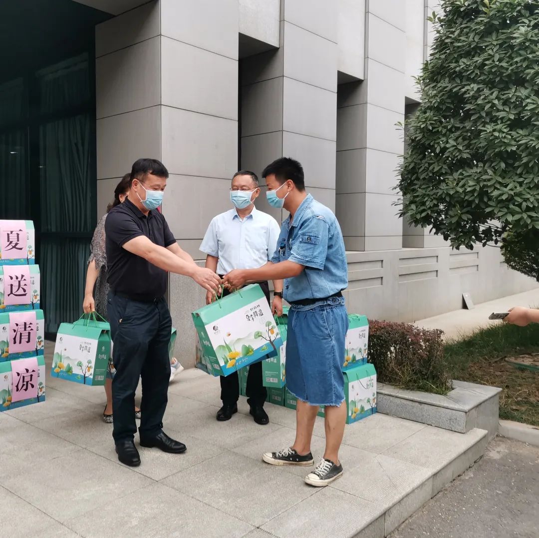 酷暑送清凉 关爱人心暖——西安市中医医院工会组织开展「夏送清凉」活动