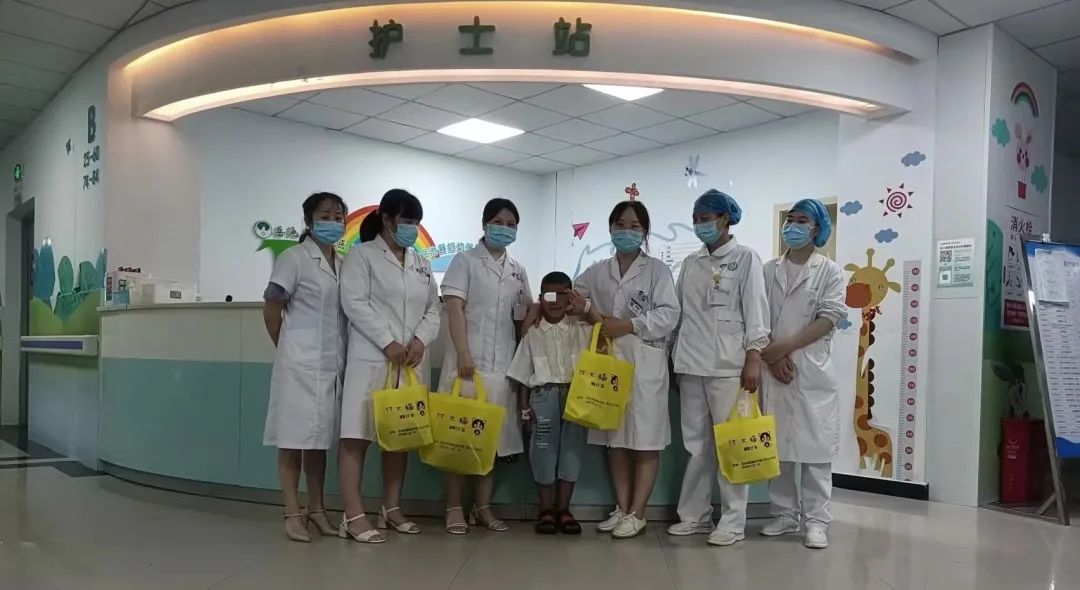 岳池县人民医院普儿病区的「临时爸妈」