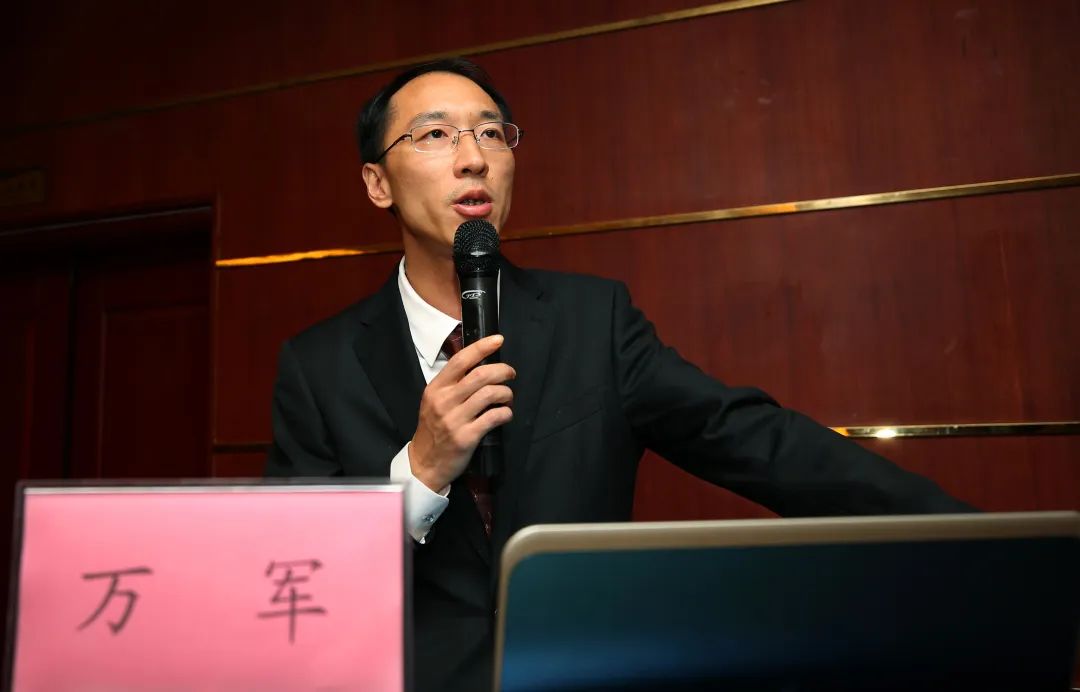 做了 22 年的医生,见多了生死,万军越来越觉得,一名医者,技术水平是