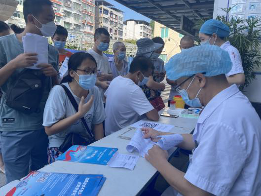 岳池县人民医院开展世界肝炎日义诊宣传活动
