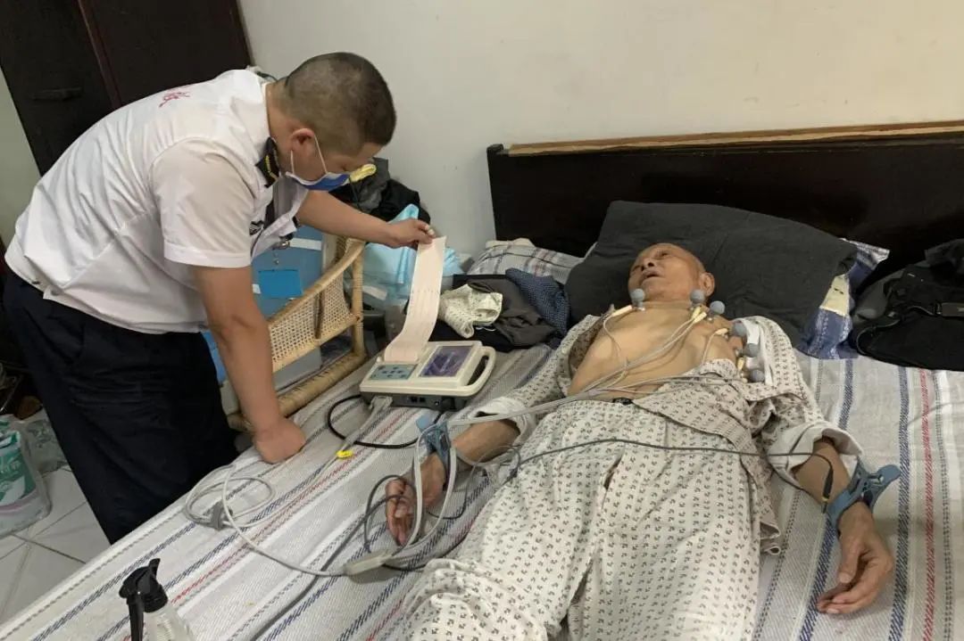 建军 95 载，拥军志愿行：阜阳市妇女儿童医院开展「爱国拥军 关爱老兵」入户体检活动