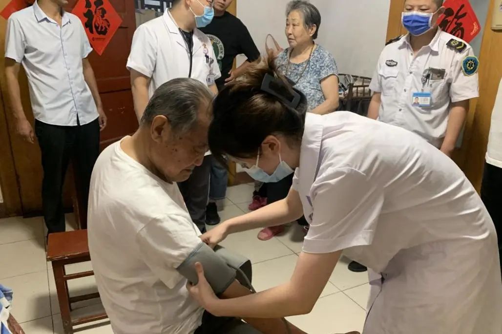 建军 95 载，拥军志愿行：阜阳市妇女儿童医院开展「爱国拥军 关爱老兵」入户体检活动