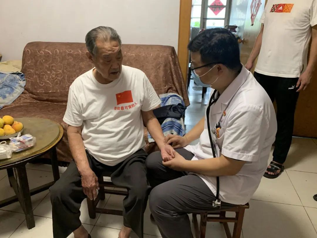 建军 95 载，拥军志愿行：阜阳市妇女儿童医院开展「爱国拥军 关爱老兵」入户体检活动