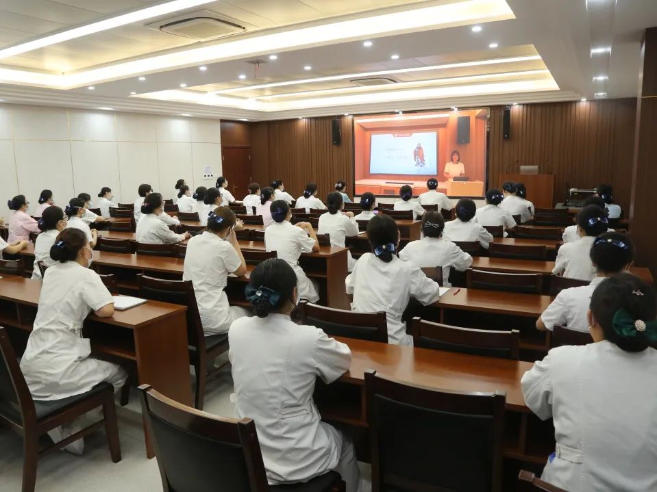 郑州大学第五附属医院举办护理文明礼仪系列培训