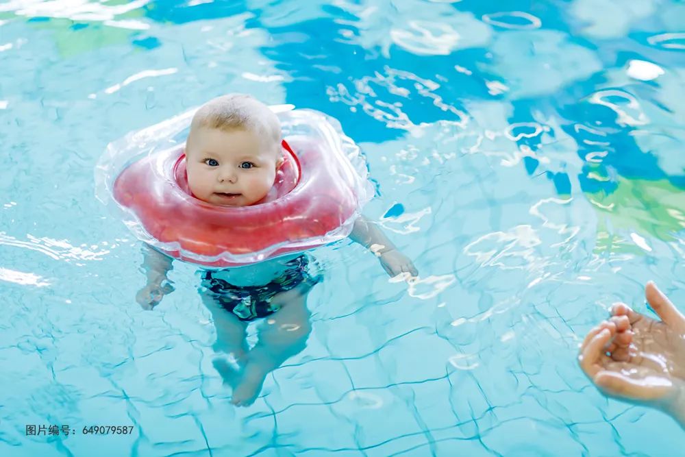 暑期溜娃，体验婴儿 SPA，看萌宝如何争当小「泳」士！