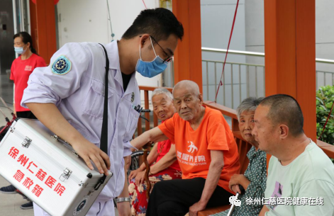 让老年人不出门就能享受到贴心的疫苗接种服务，徐州仁慈医院助力养老院完成疫苗接种保障