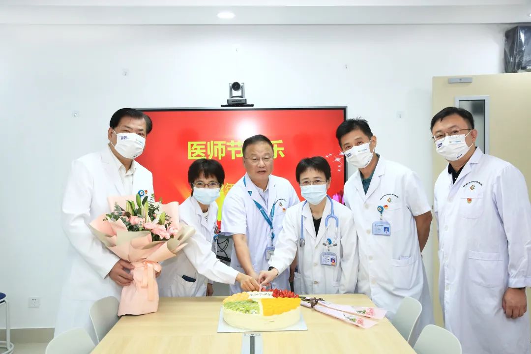 深圳市妇幼保健院党政领导班子向临床一线医师们送上节日祝福