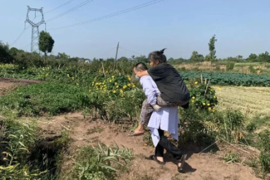 医患情深：不惧 40 度高温，他背上患者奔向救护车