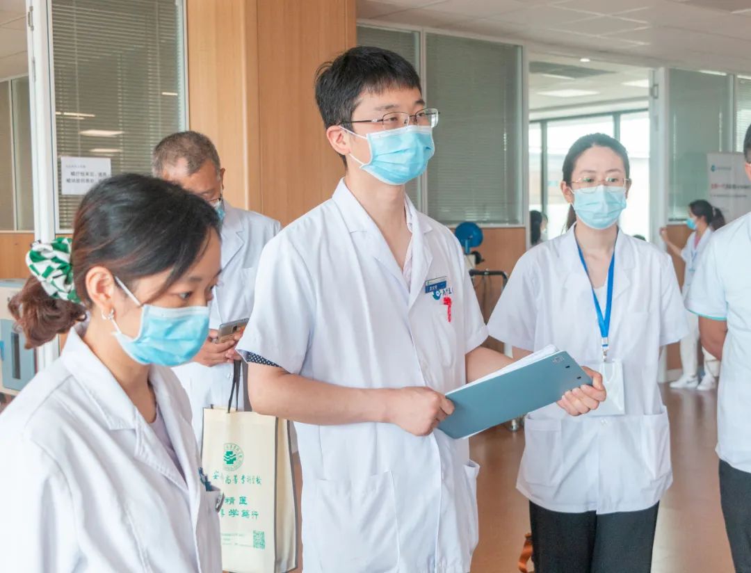 家有医生 | 费文明：医护「夫妻档」的小家大爱