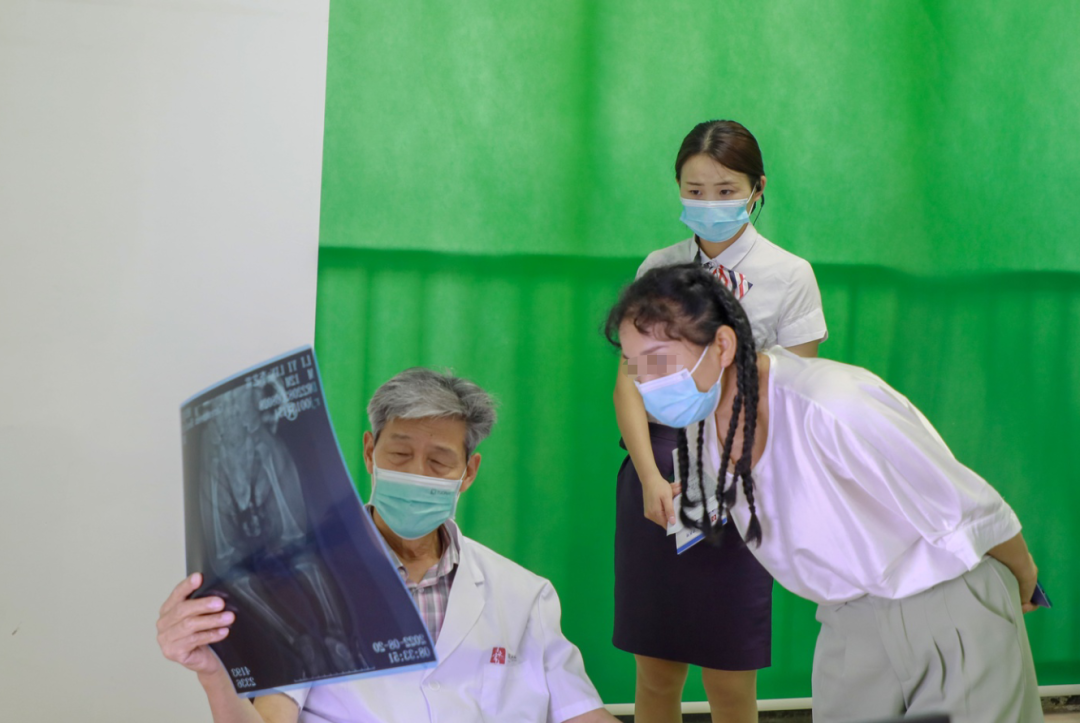 中国矫形外科名医秦泗河教授在郑州仁济医院会诊手术圆满结束，助力患者收获新生！