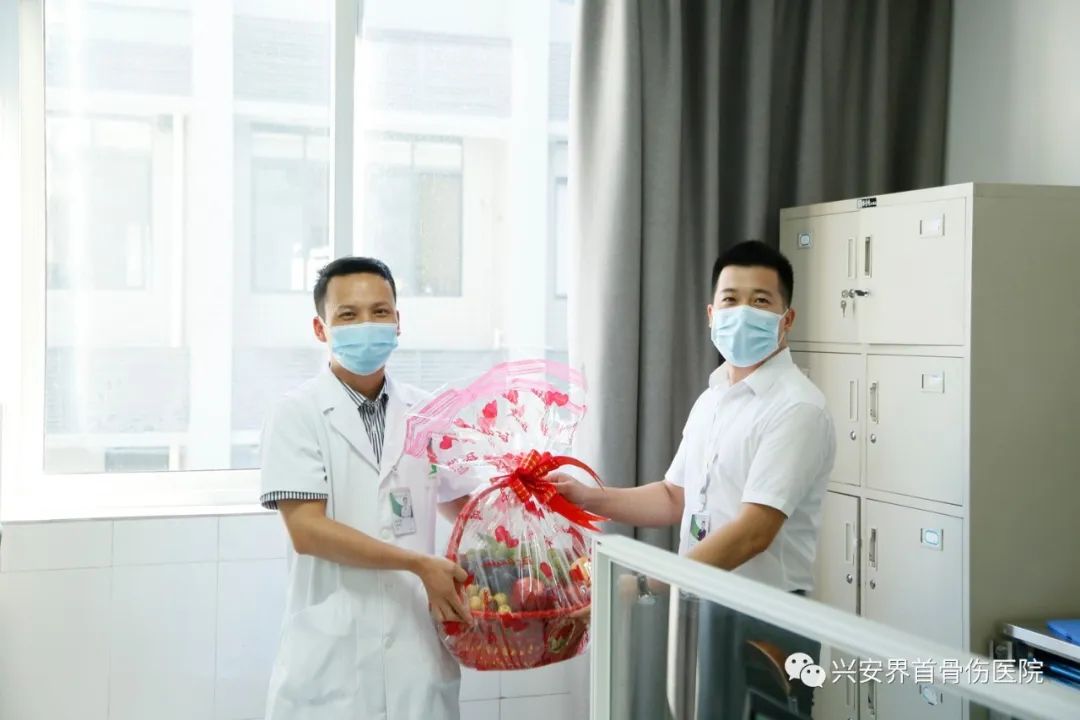 兴安界首骨伤医院开展 2022 年中国医师节慰问活动