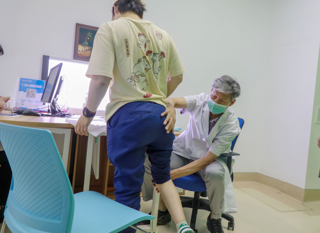 中国矫形外科名医秦泗河教授在郑州仁济医院会诊手术圆满结束，助力患者收获新生！