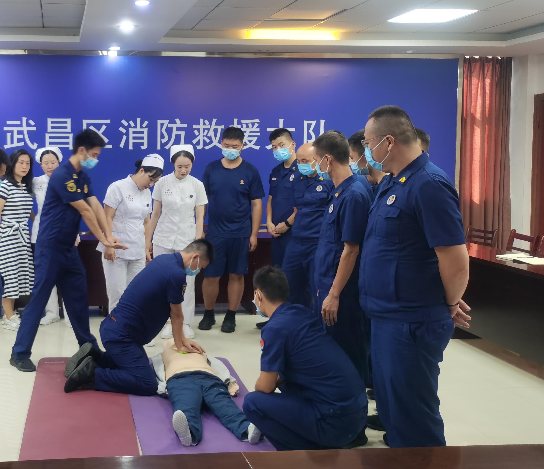 当「天使白」遇到「火焰蓝」——武汉大学人民医院「天使在身边」小分队为消防员开展急救技能公益培训