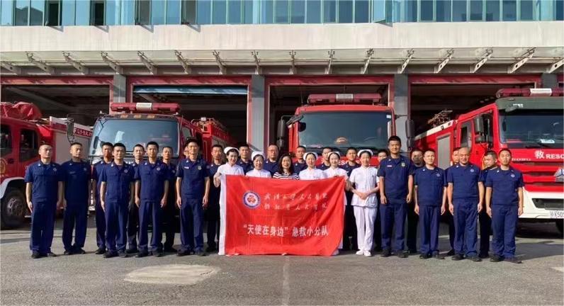 当「天使白」遇到「火焰蓝」——武汉大学人民医院「天使在身边」小分队为消防员开展急救技能公益培训