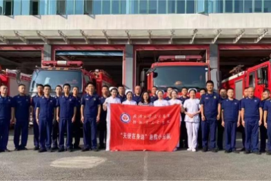 当「天使白」遇到「火焰蓝」——武汉大学人民医院「天使在身边」小分队为消防员开展急救技能公益培训