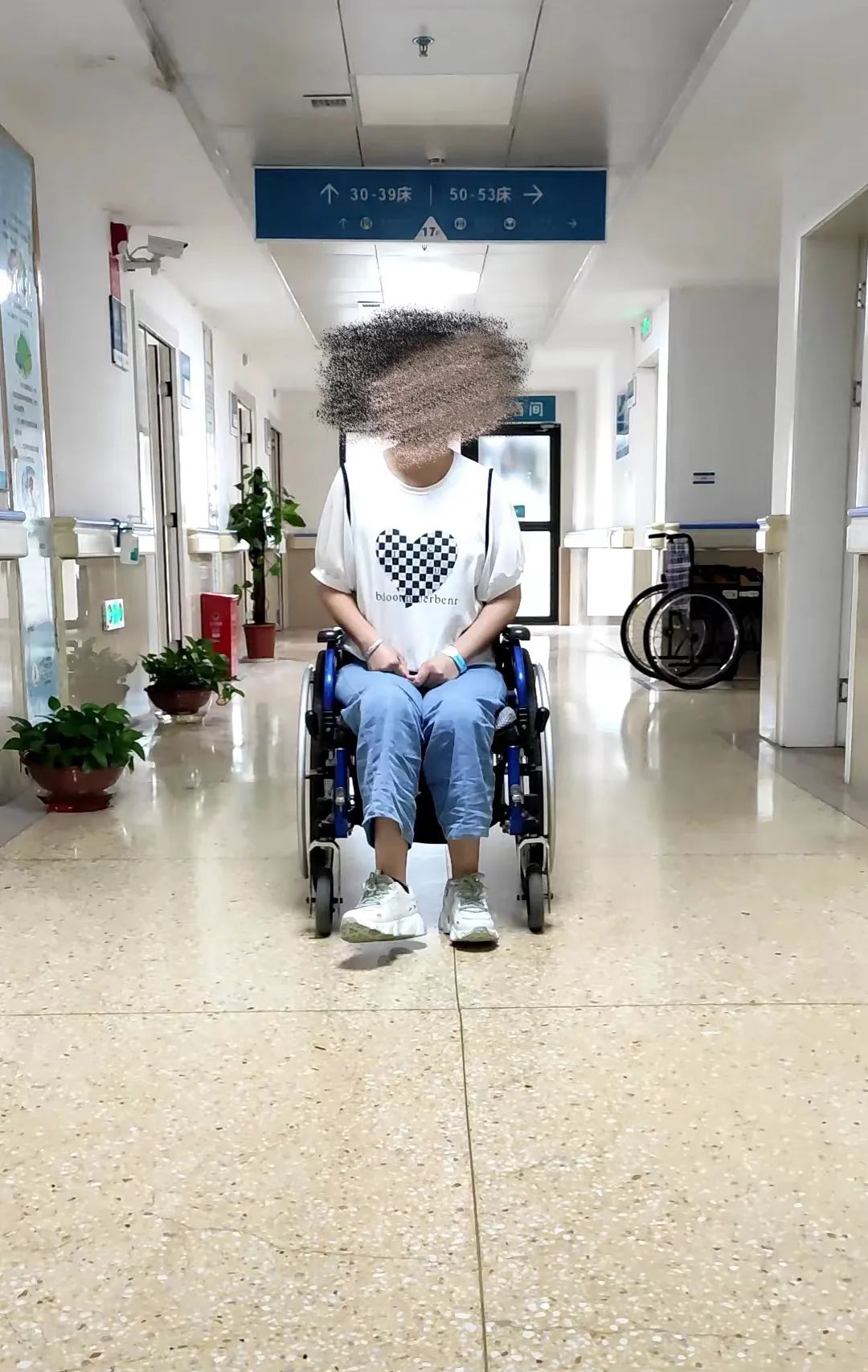 双膝关节置换手术让患者结束 20 多年的轮椅生涯