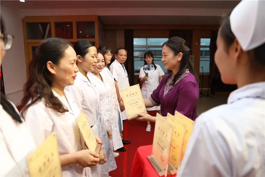 「医」心向党 踔厉奋进——柳州市红十字会医院开展庆祝第五个中国医师节系列活动