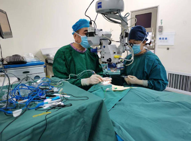 西安交通大学第一附属医院眼科成功完成一例高难度复杂角膜病手术